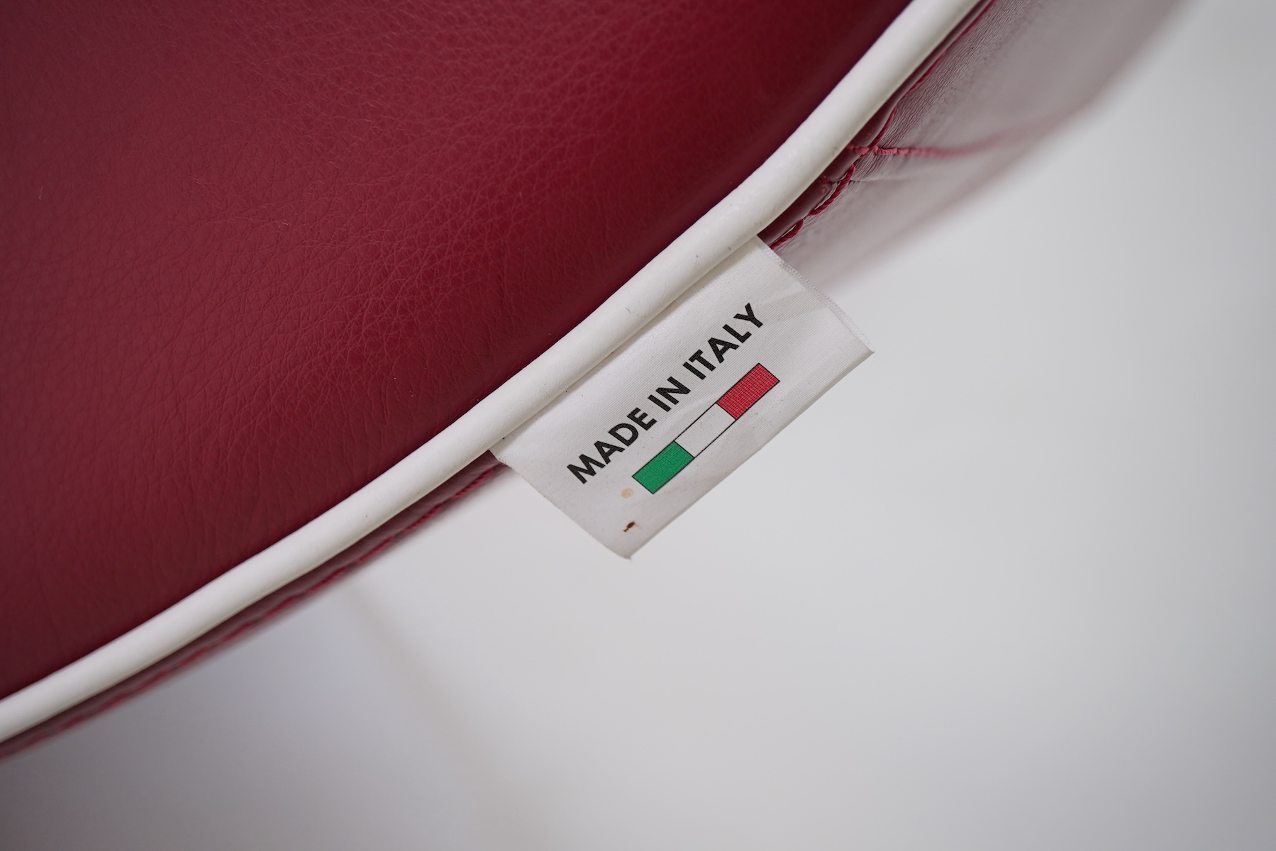Vavicci for Flavien Cortes: An 'Adagio' Italian leather chaise longue